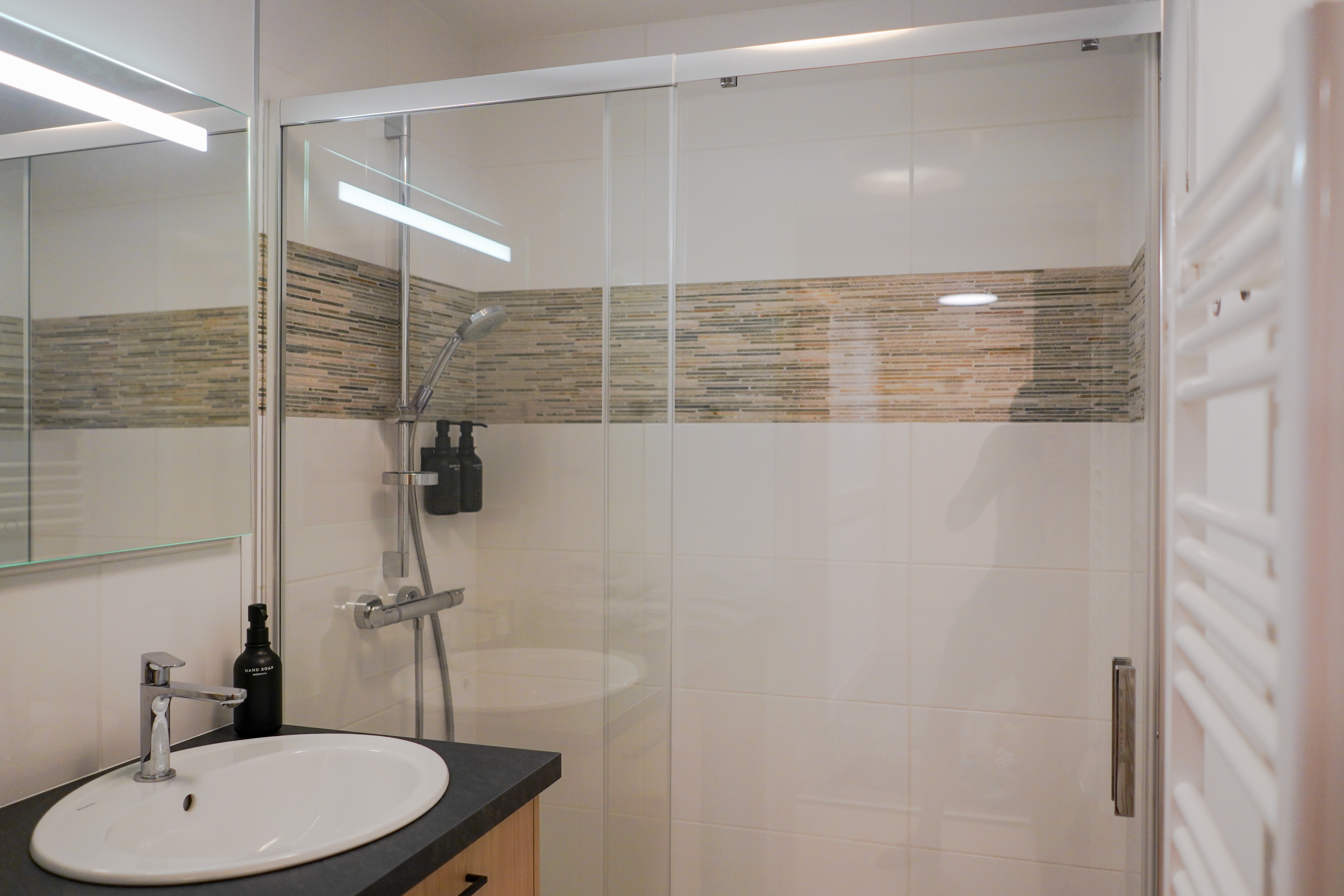 Salle de bains moderne avec douche à l’italienne et mosaïque