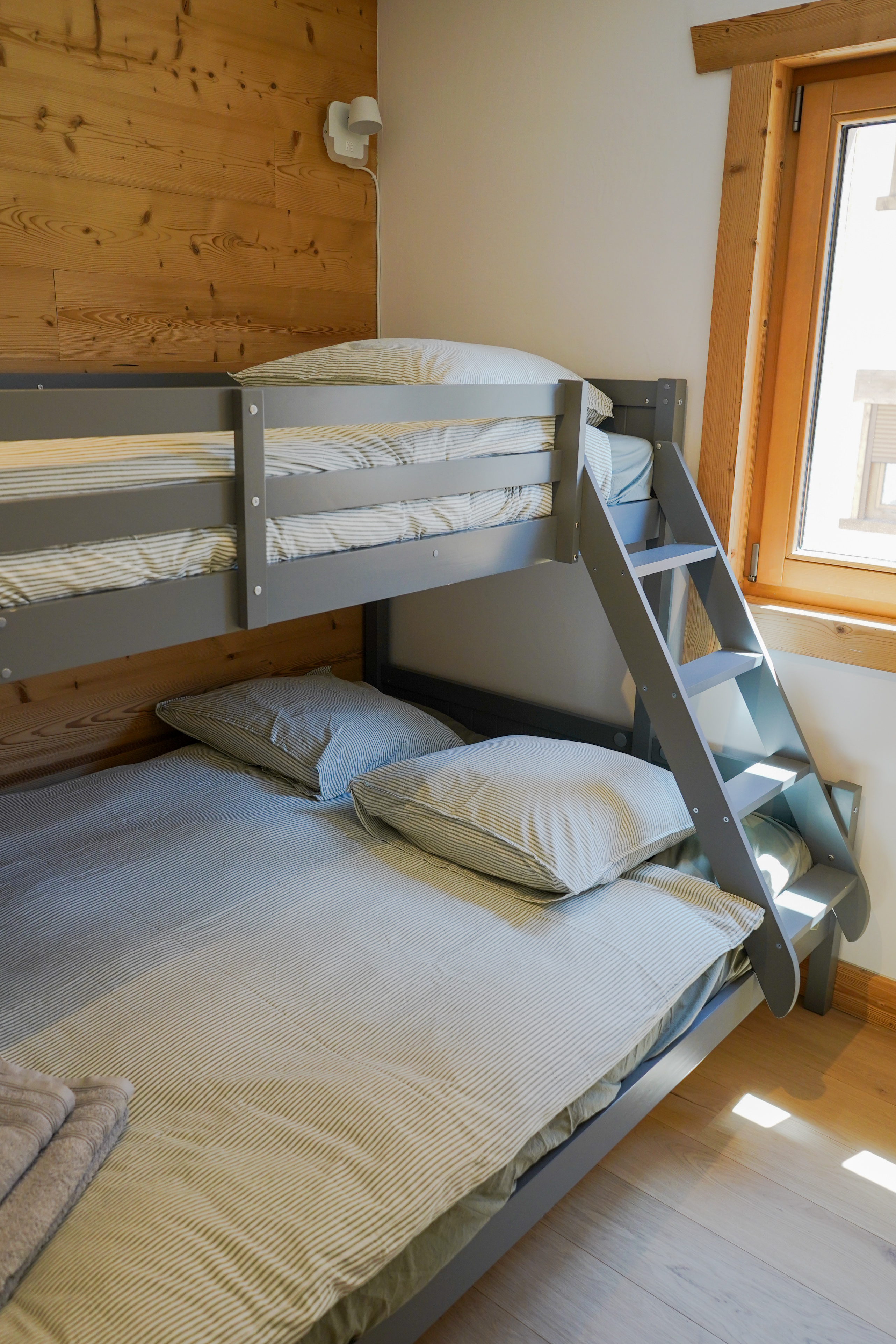 Deuxième chambre avec lits superposés et couchage familial