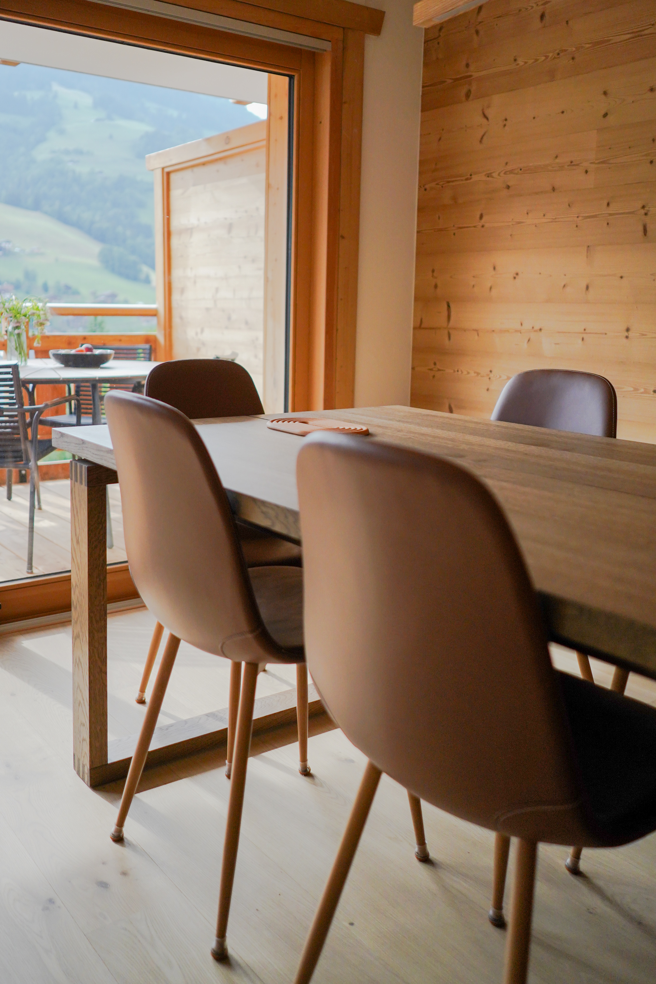 Table à manger près du balcon, vue sur la montagne