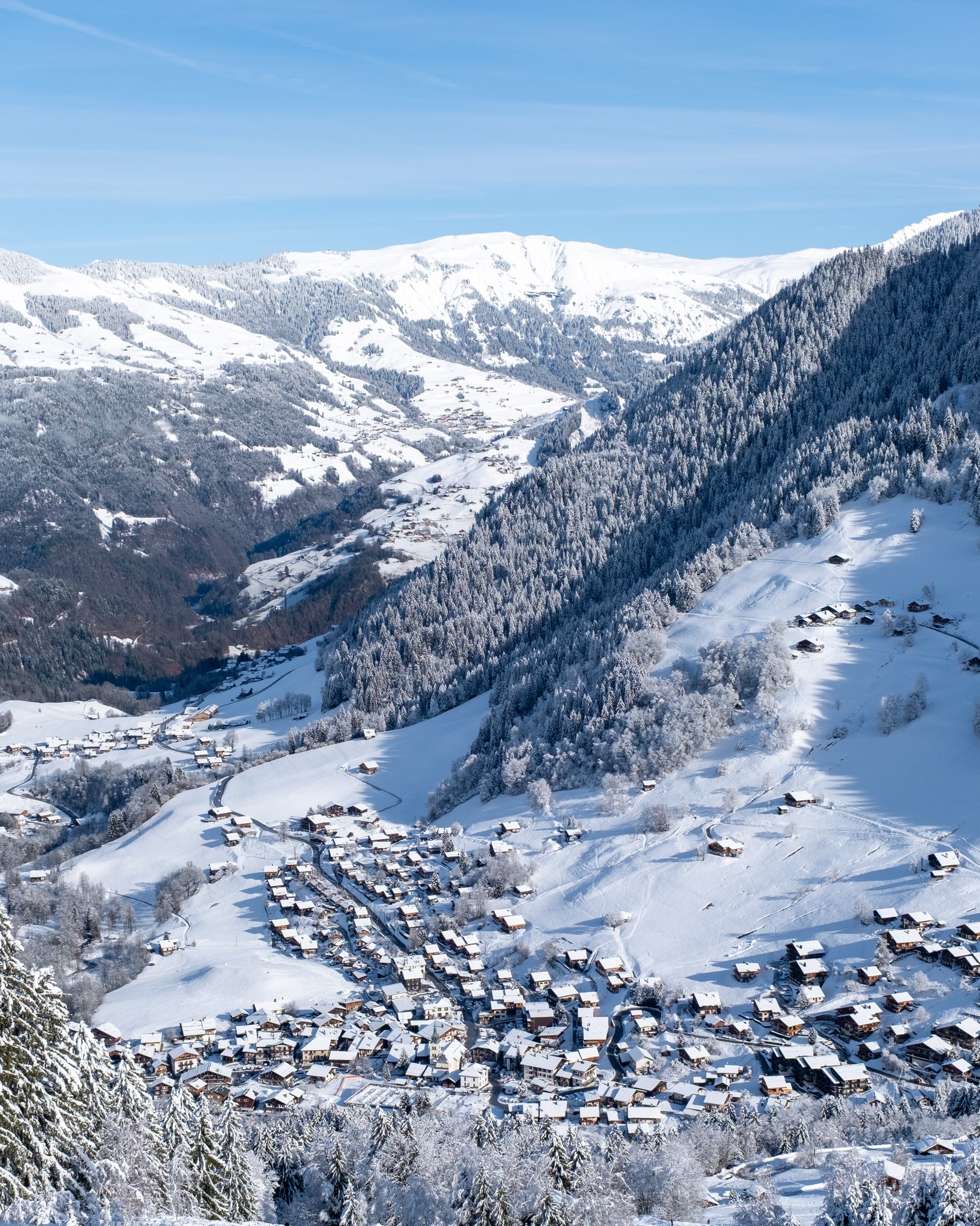 Snowy ridges above Arêches
